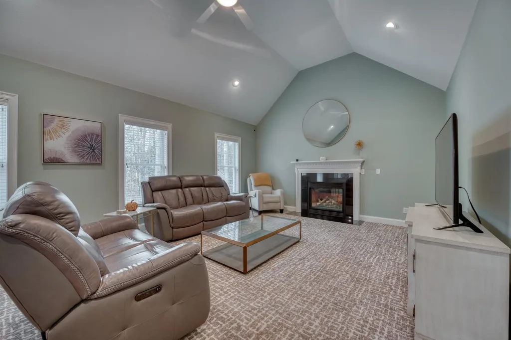 9 Carriage Hill Lane Dover NH 03820