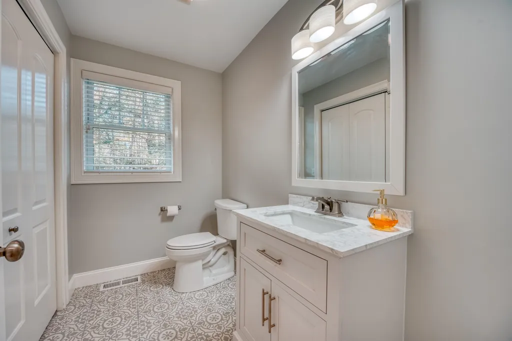 9 Carriage Hill Lane Dover NH 03820