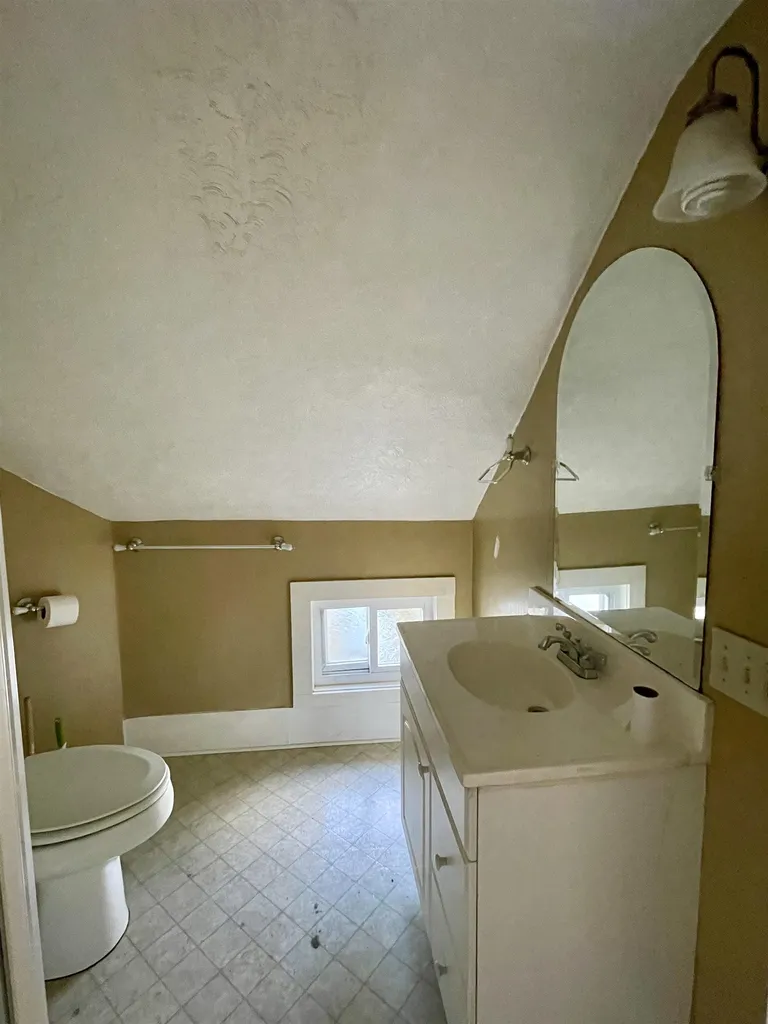 107 W Bow Street Franklin NH 03235