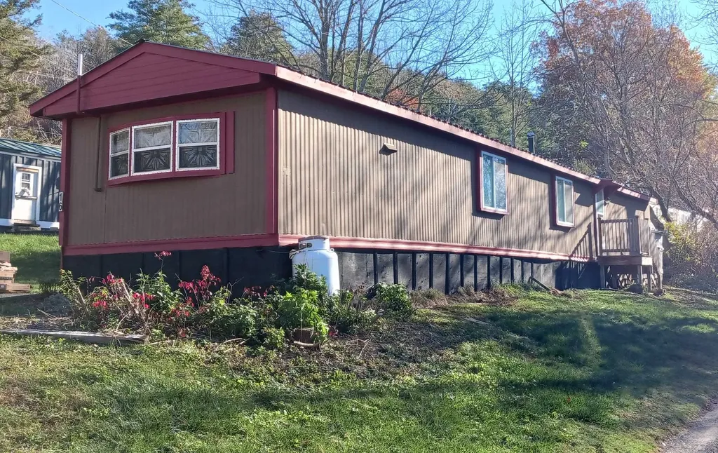 16 Daniel Drive Enfield NH 03748