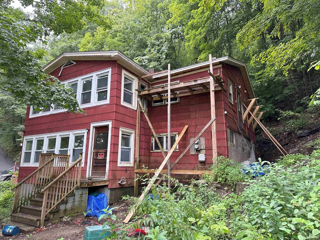 28 Hyde Street Rockingham VT 05101