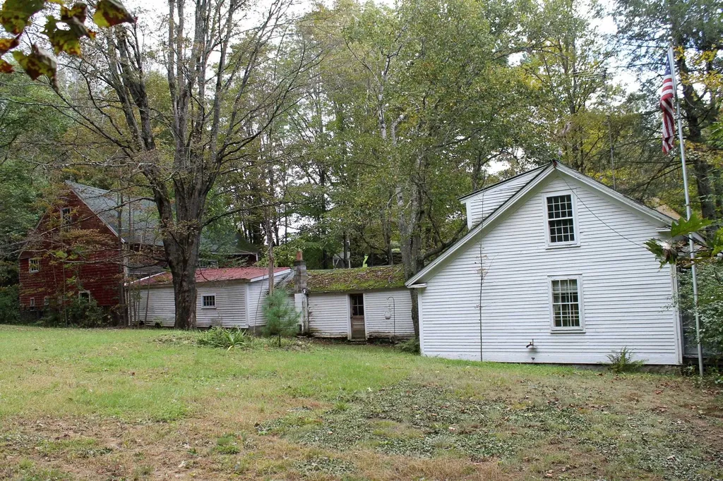 22 Molly Stark Lane New Boston NH 03070