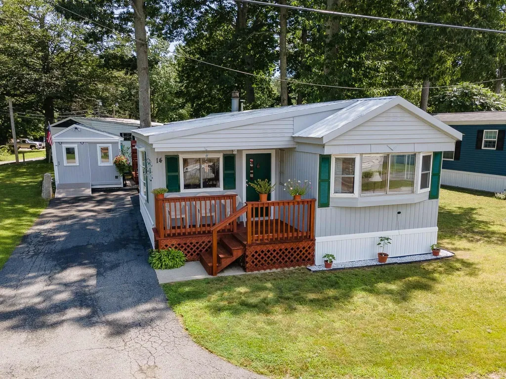 14 Hickory Avenue North Hampton NH 03862