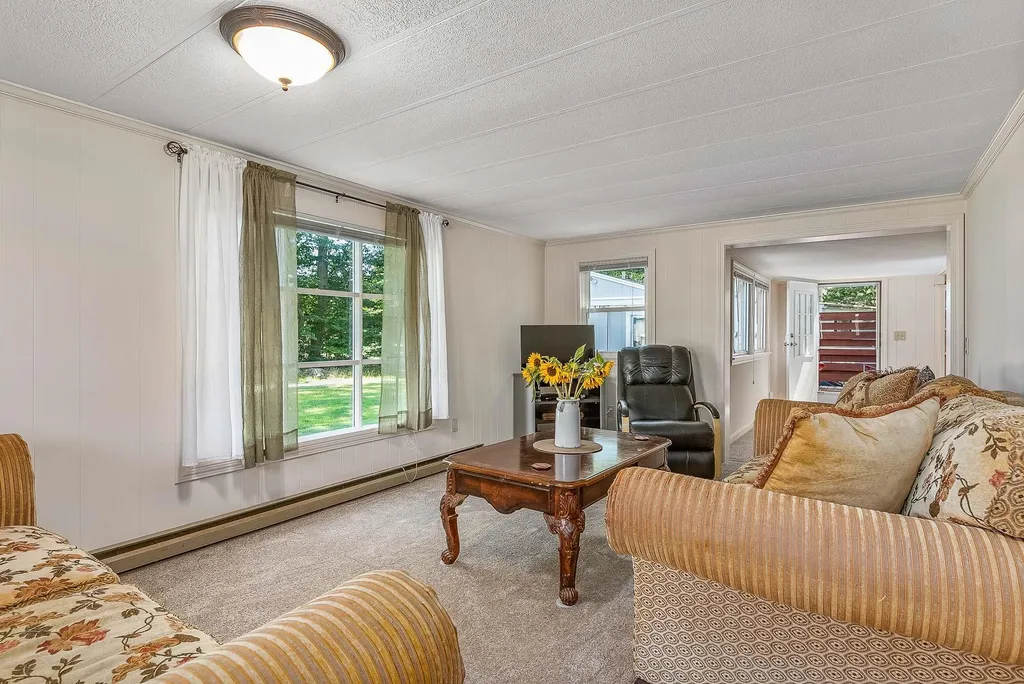 14 Hickory Avenue North Hampton NH 03862