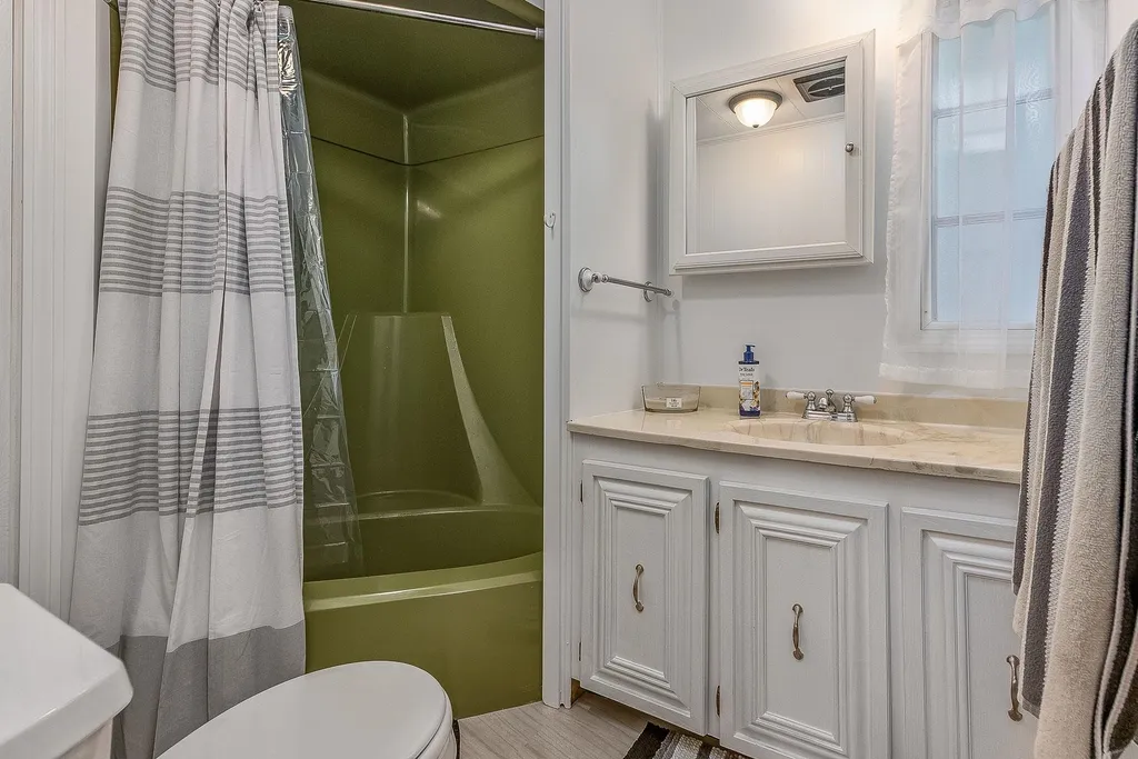 14 Hickory Avenue North Hampton NH 03862