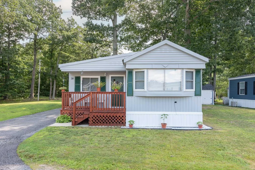 14 Hickory Avenue North Hampton NH 03862