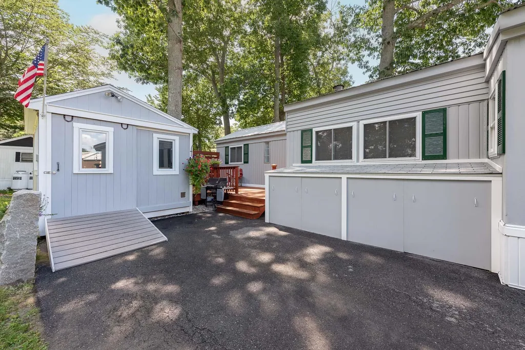 14 Hickory Avenue North Hampton NH 03862