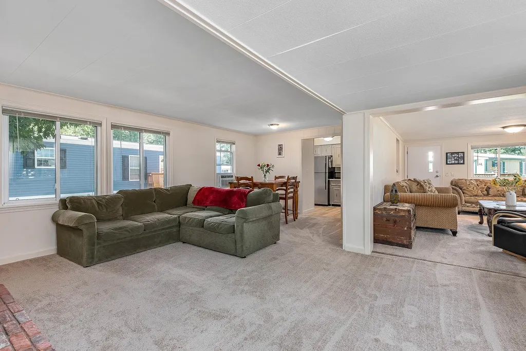 14 Hickory Avenue North Hampton NH 03862