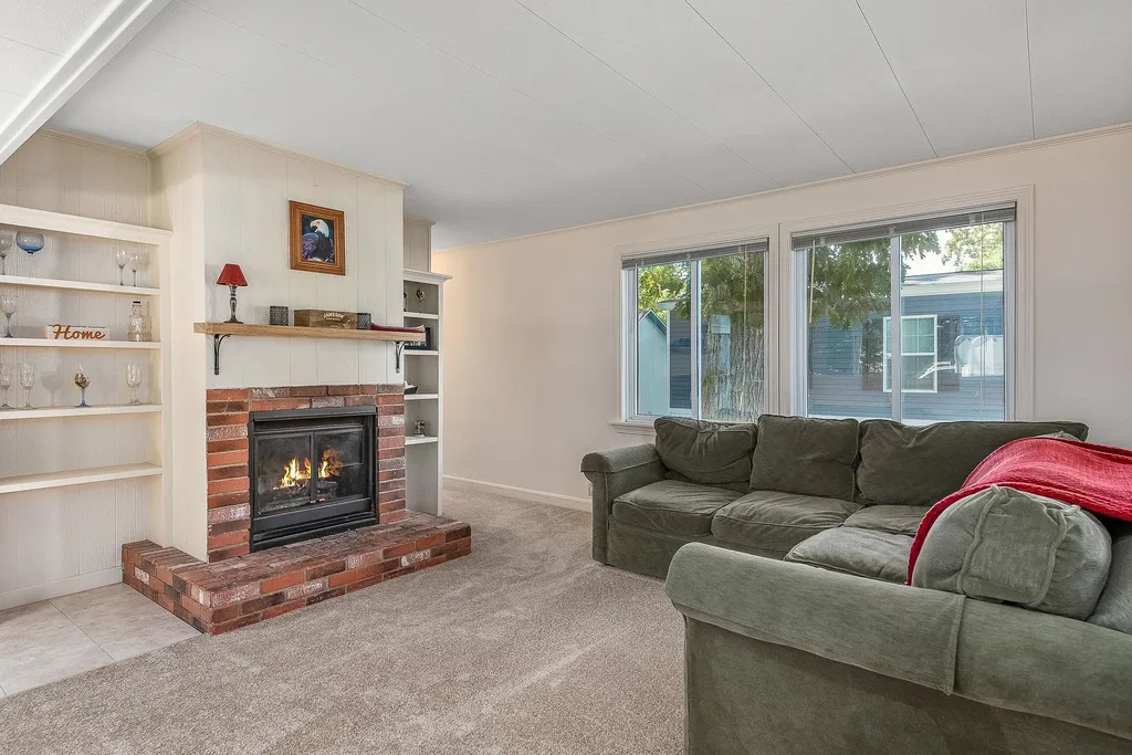 14 Hickory Avenue North Hampton NH 03862