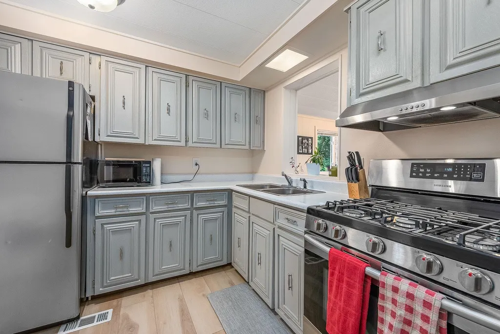 14 Hickory Avenue North Hampton NH 03862