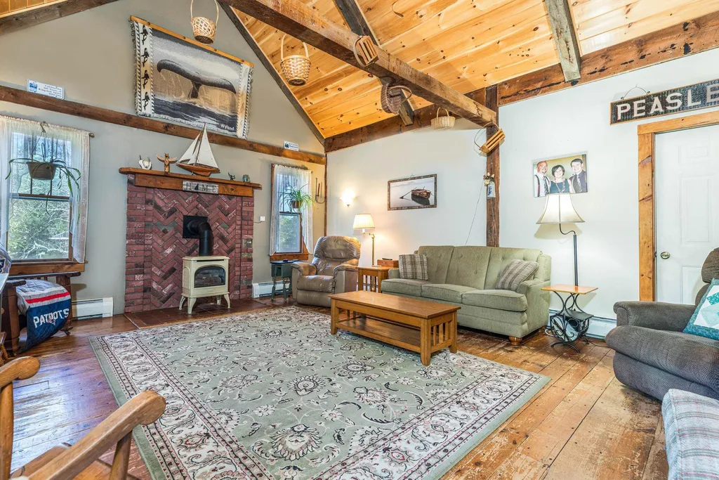 15 Chase Street Kingston NH 03848