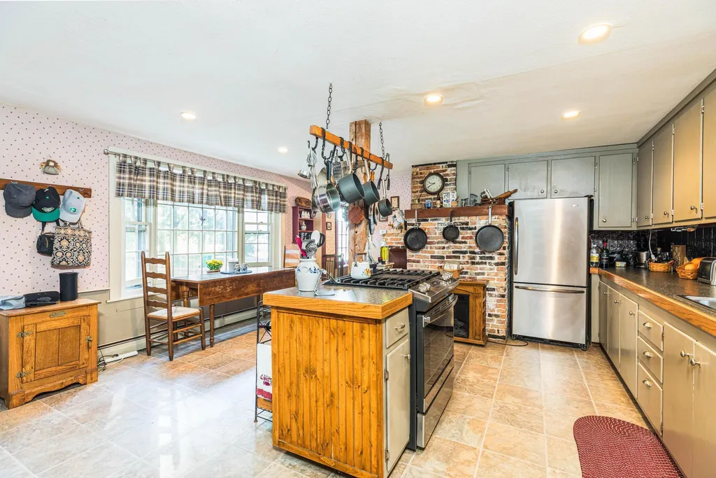 15 Chase Street Kingston NH 03848