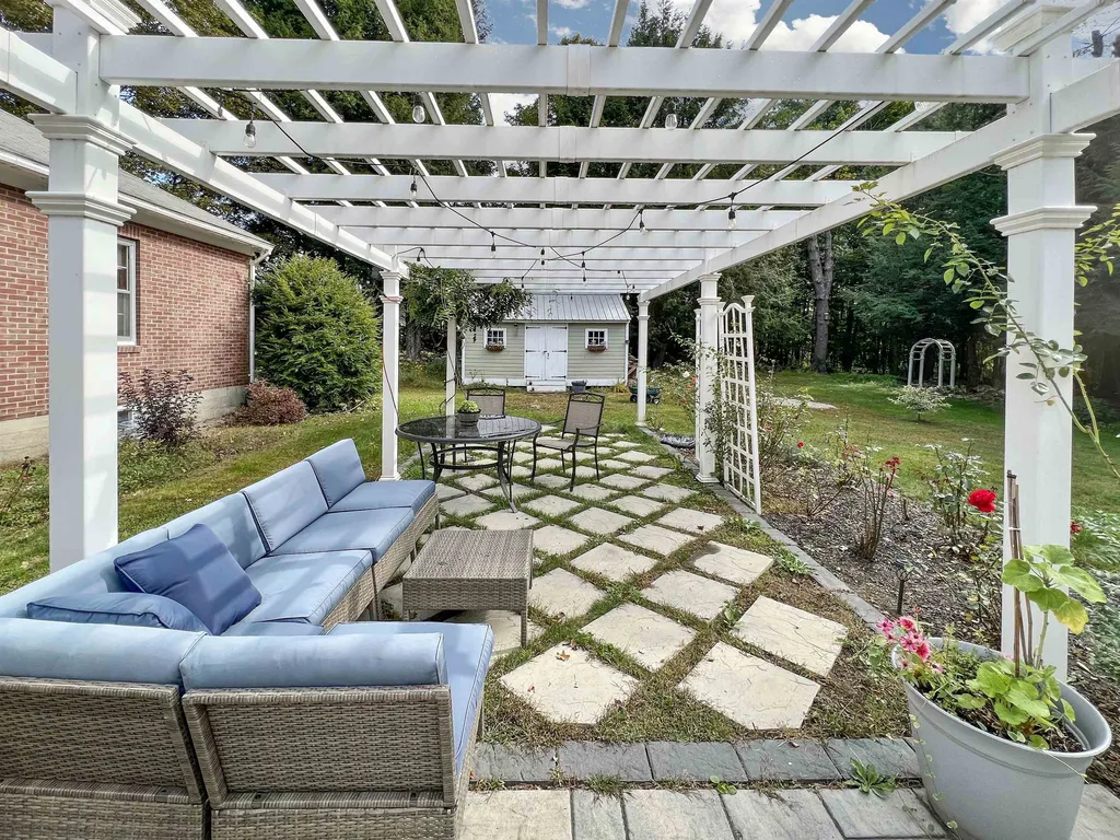 25 Summit Road Newport NH 03773