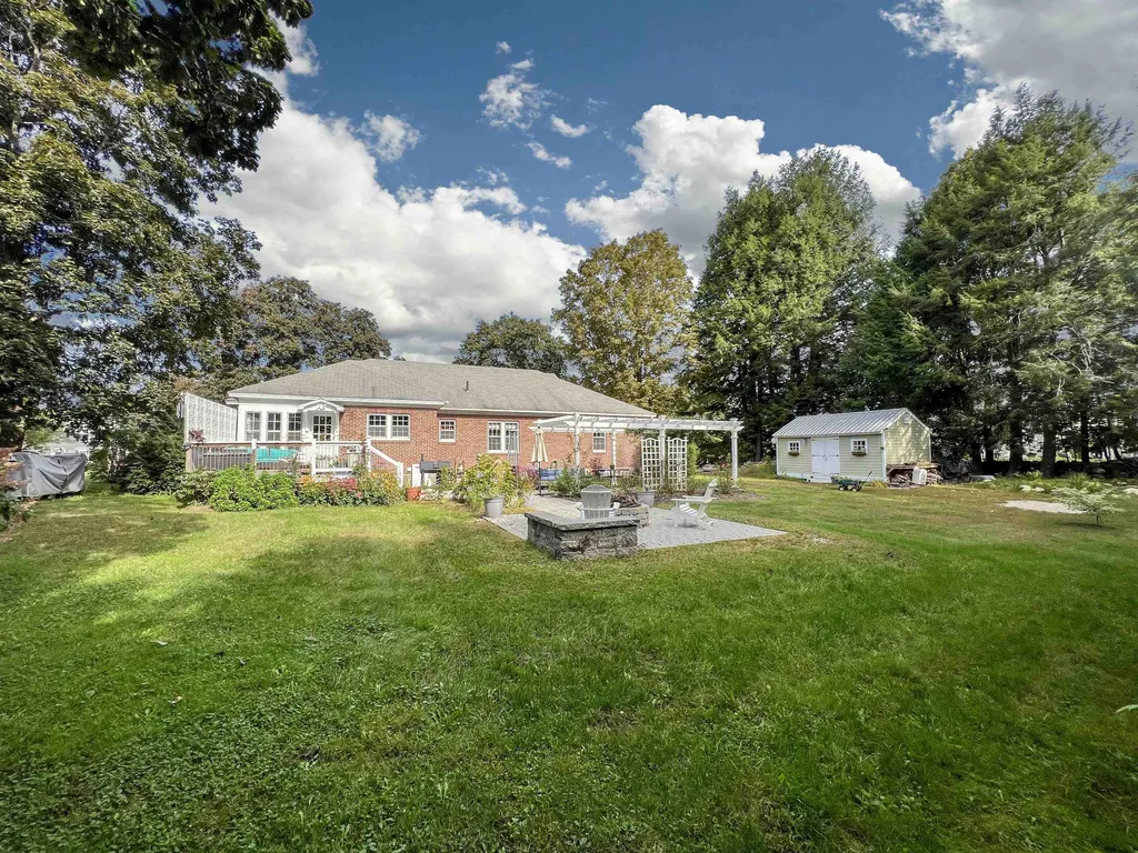 25 Summit Road Newport NH 03773