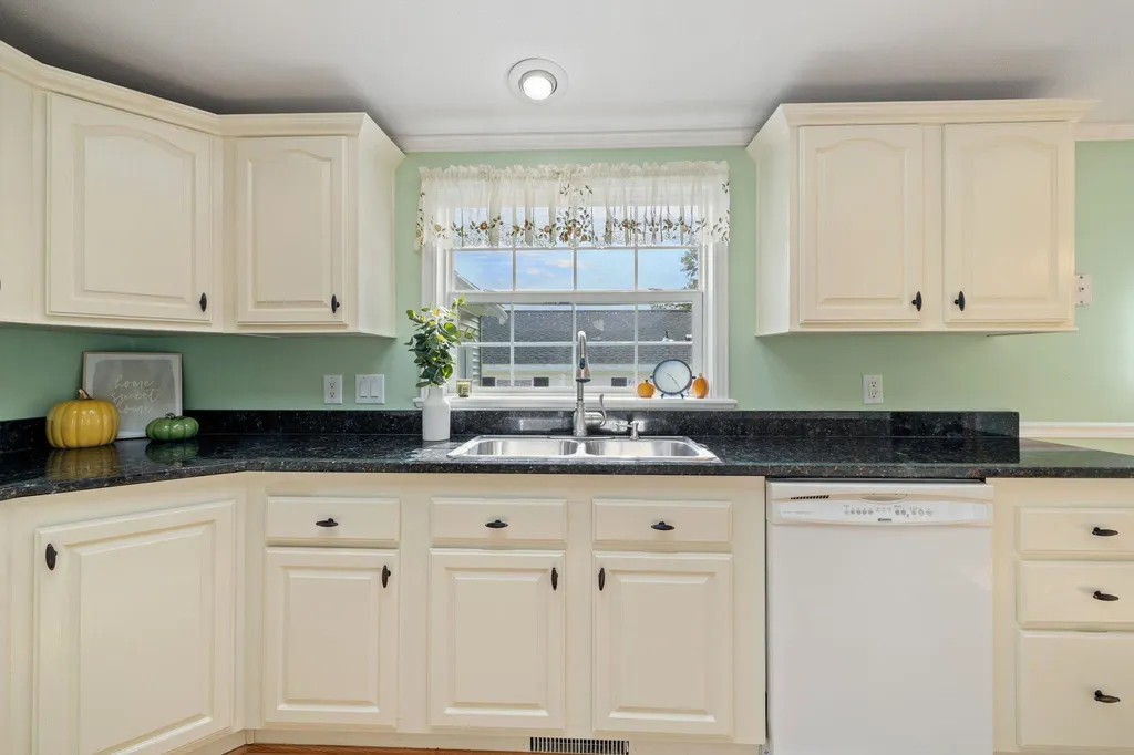 176 Victorian Way Manchester NH 03104