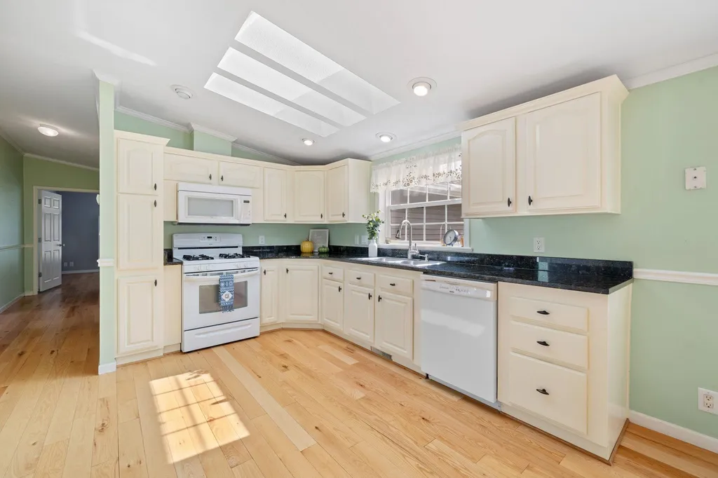 176 Victorian Way Manchester NH 03104