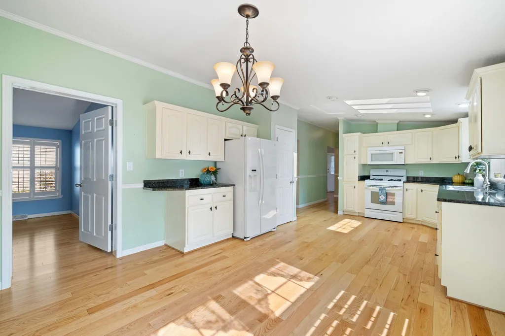 176 Victorian Way Manchester NH 03104