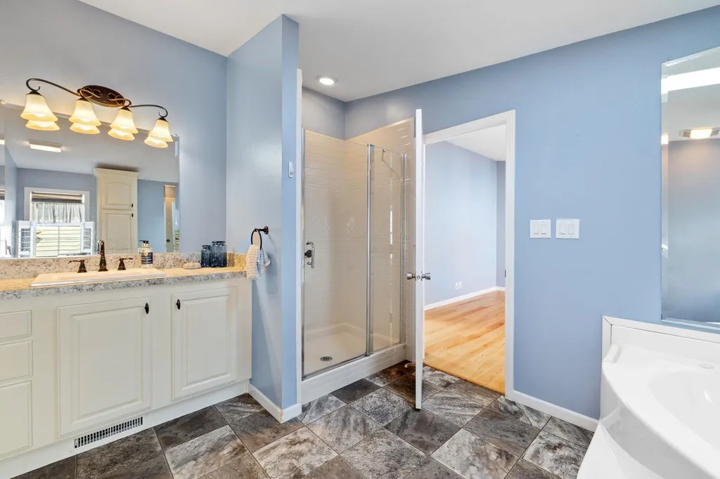 176 Victorian Way Manchester NH 03104