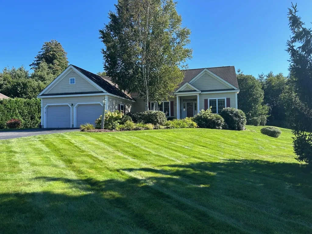 19 Cabot Lane Bedford NH 03110