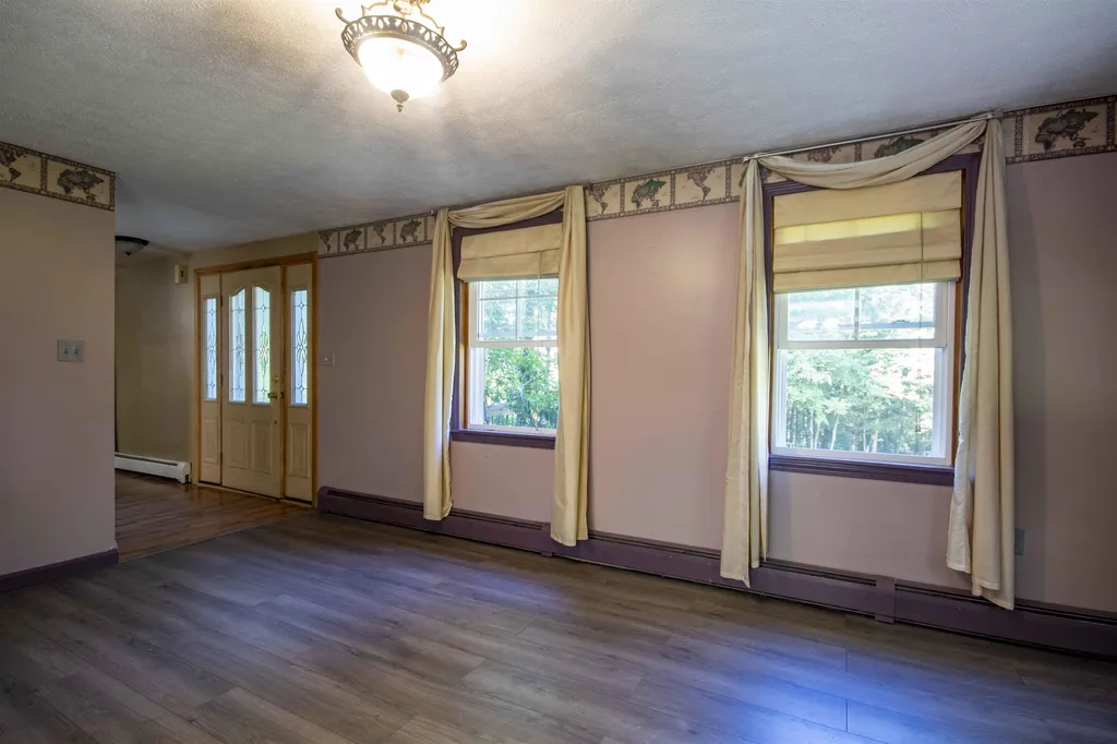 89 Hovey Road Londonderry NH 03053