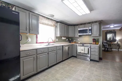 89 Hovey Road Londonderry NH 03053