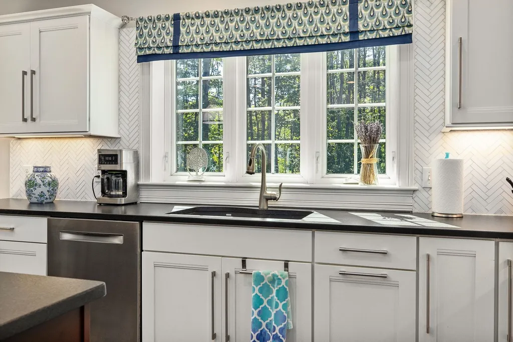 8 Lydia Lane Newington NH 03801