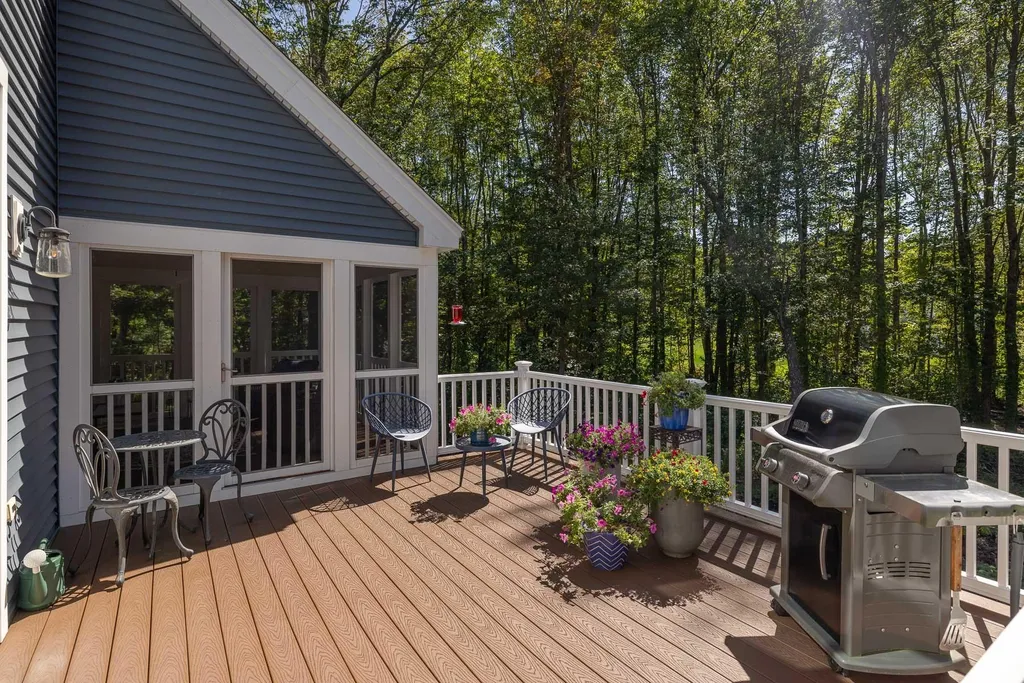 8 Lydia Lane Newington NH 03801