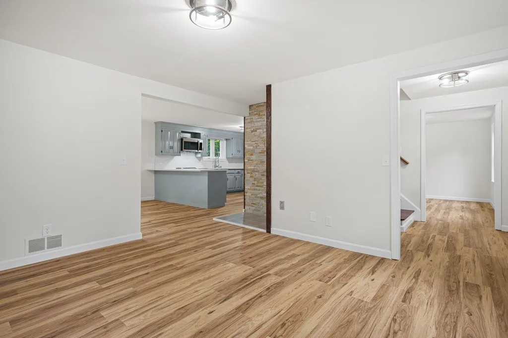 11 Woodland Drive Kingston NH 03848-3051