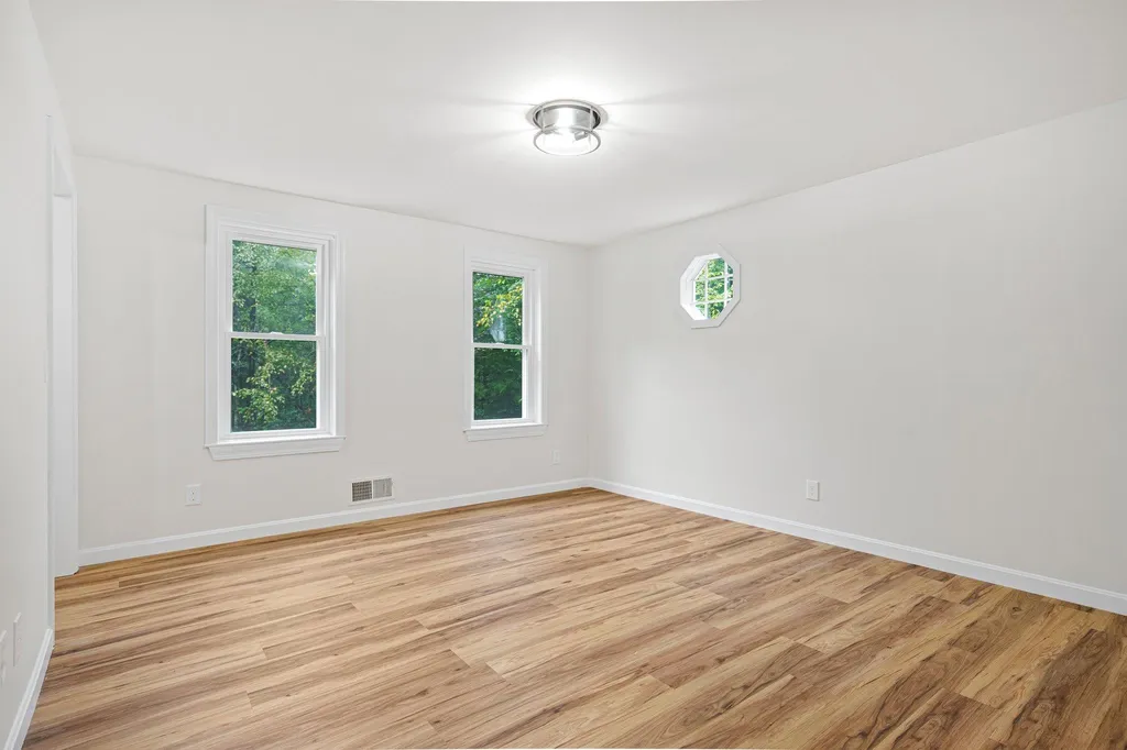 11 Woodland Drive Kingston NH 03848-3051