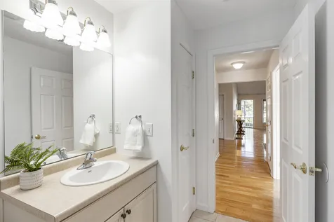 5b Doveton Lane Hudson NH 03051