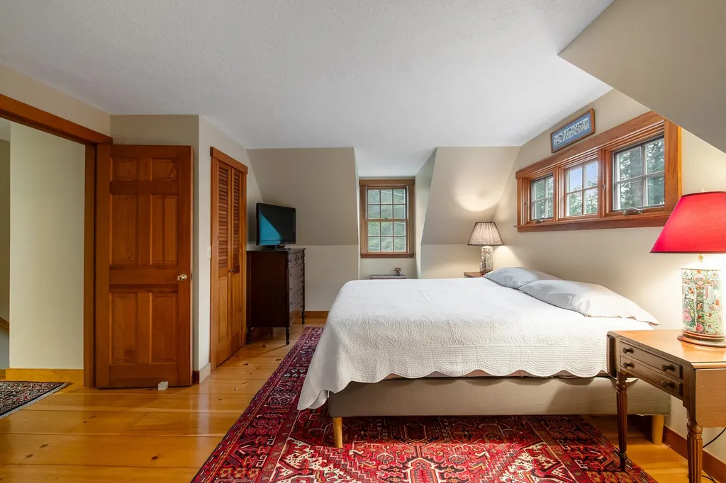 406 Pleasant Street New London NH 03257