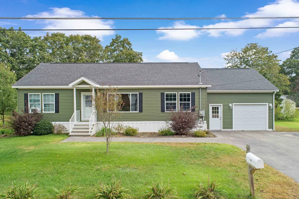 8 Ridgefield Drive Nashua NH 03062