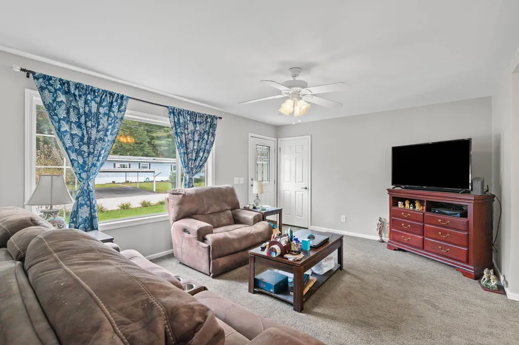 8 Ridgefield Drive Nashua NH 03062