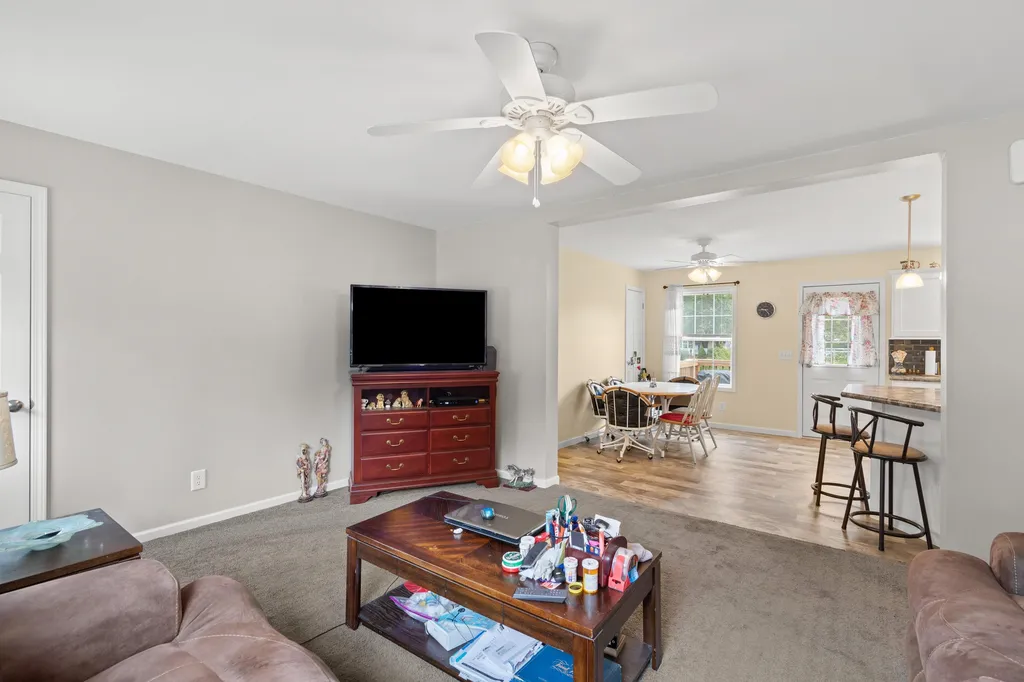 8 Ridgefield Drive Nashua NH 03062