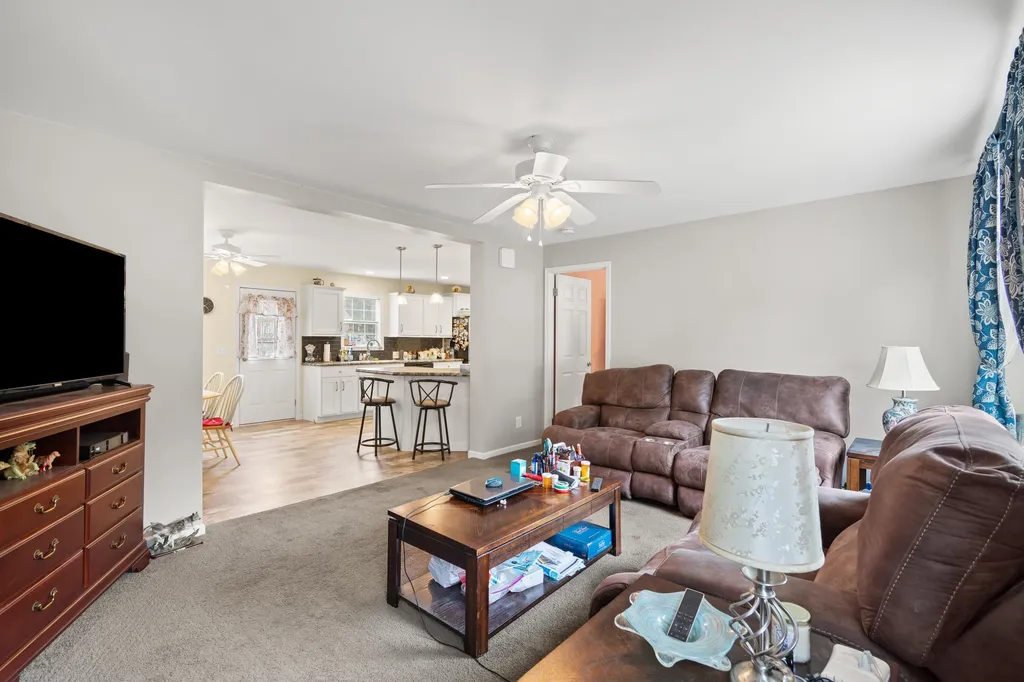 8 Ridgefield Drive Nashua NH 03062