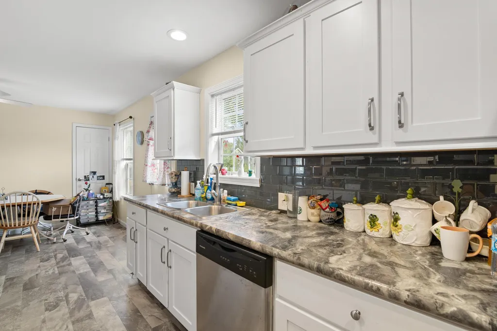 8 Ridgefield Drive Nashua NH 03062