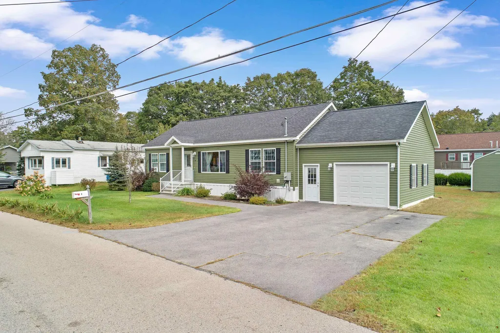 8 Ridgefield Drive Nashua NH 03062