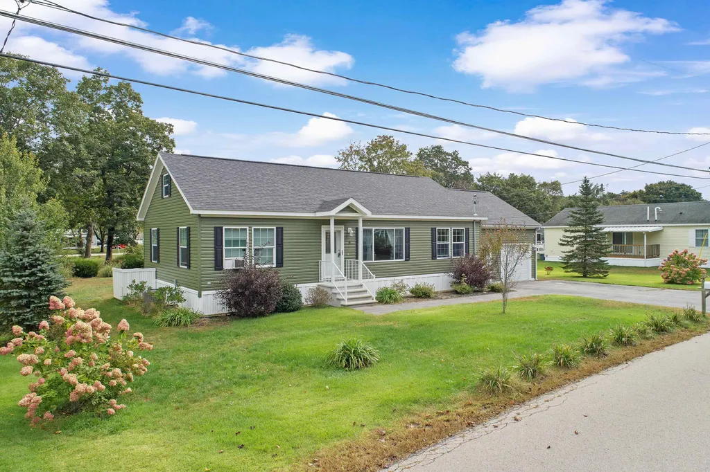 8 Ridgefield Drive Nashua NH 03062