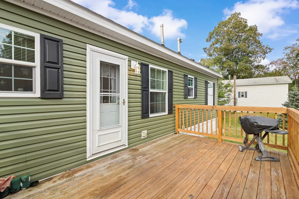 8 Ridgefield Drive Nashua NH 03062
