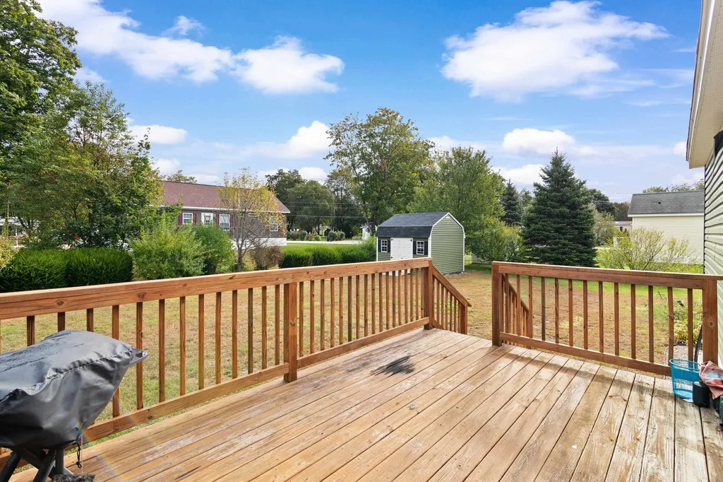 8 Ridgefield Drive Nashua NH 03062