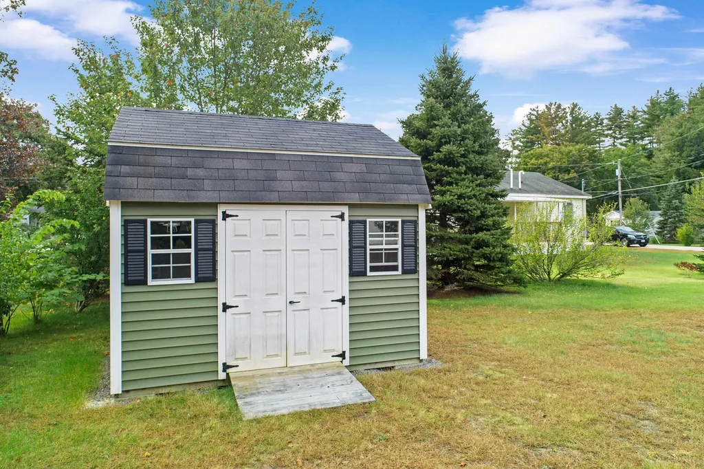 8 Ridgefield Drive Nashua NH 03062