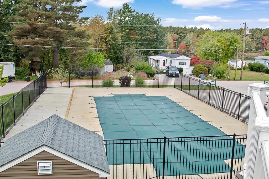 8 Ridgefield Drive Nashua NH 03062