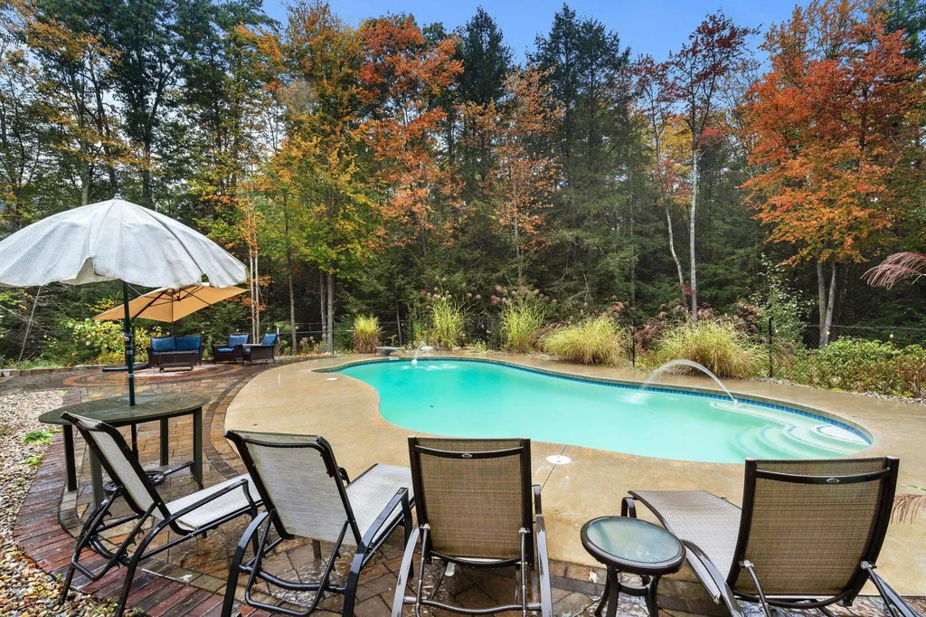 37 Strawberry Hill Road Bedford NH 03110