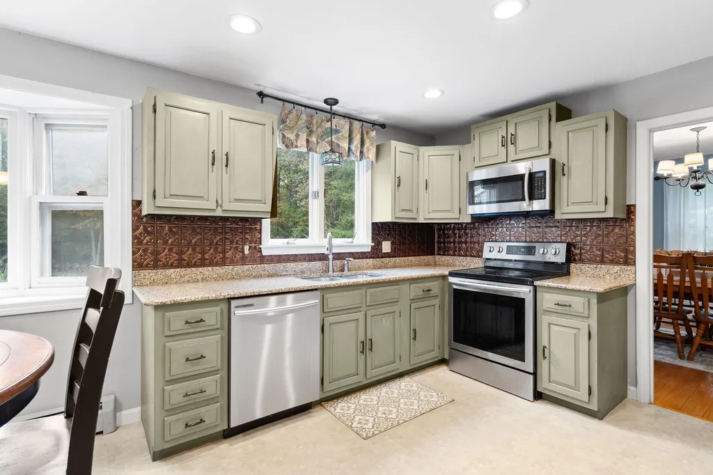 37 Strawberry Hill Road Bedford NH 03110