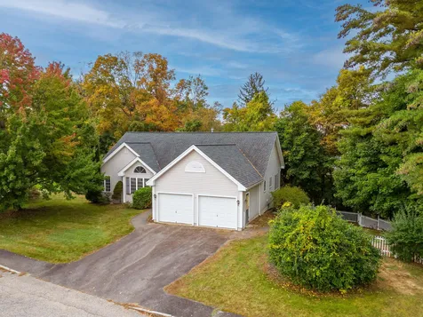 11 Mclane Lane Manchester NH 03104