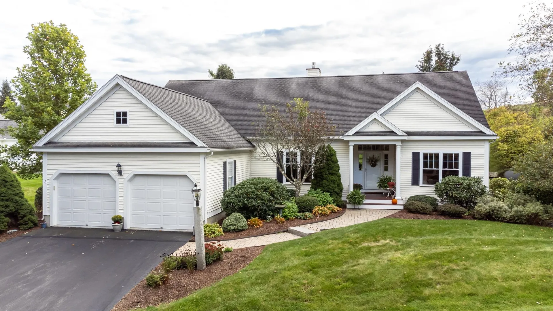 16 Smithfield Lane Bedford NH 03110