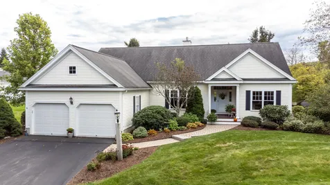 16 Smithfield Lane Bedford NH 03110