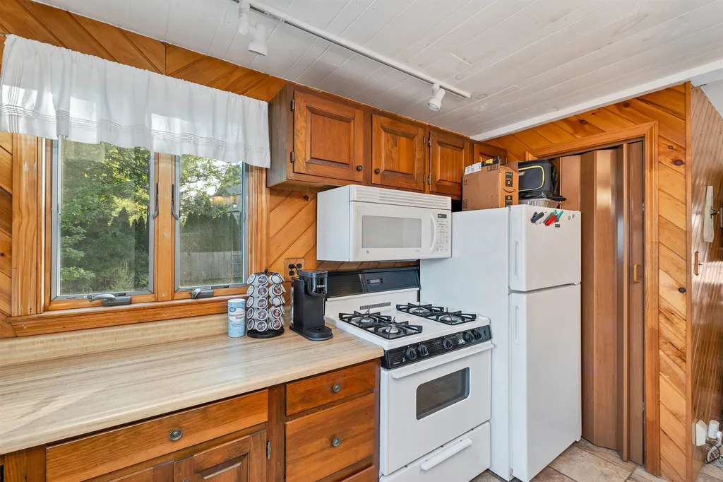 13 Shirley Lane Kingston NH 03848