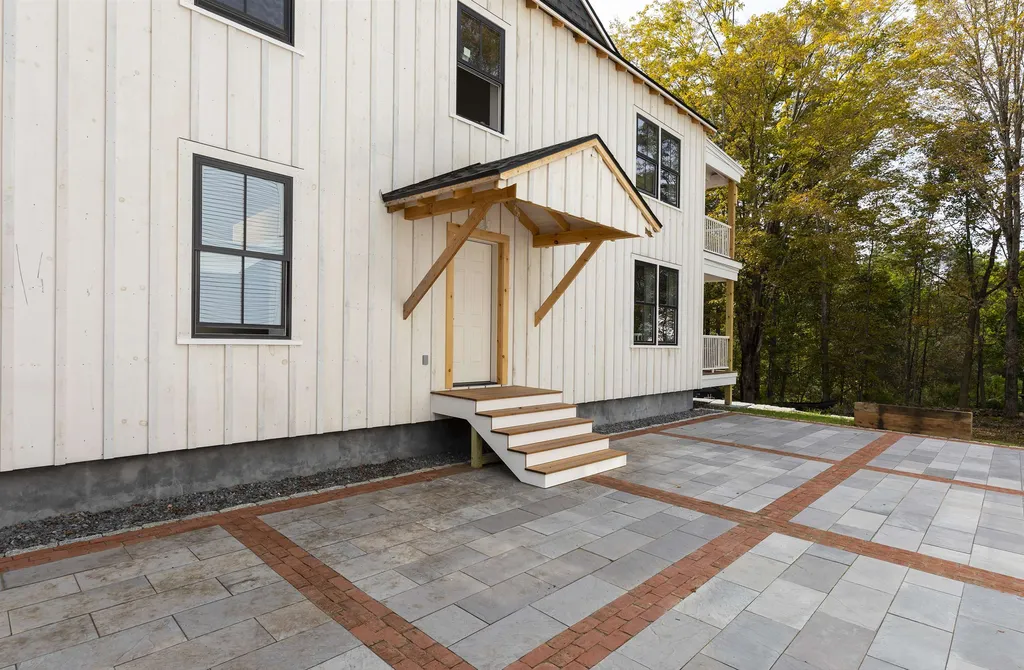 14 On The Common Lyme NH 03768