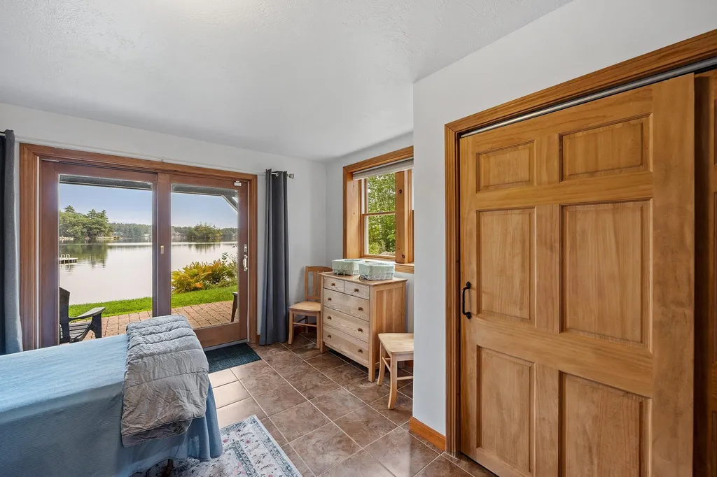 18 Oak Island Road Meredith NH 03253